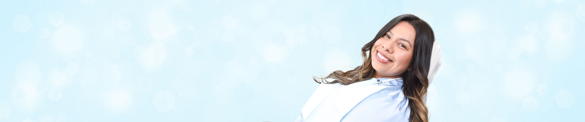 Mai Dental Santa María: Paciente sonriendo en la consulta del dentista.