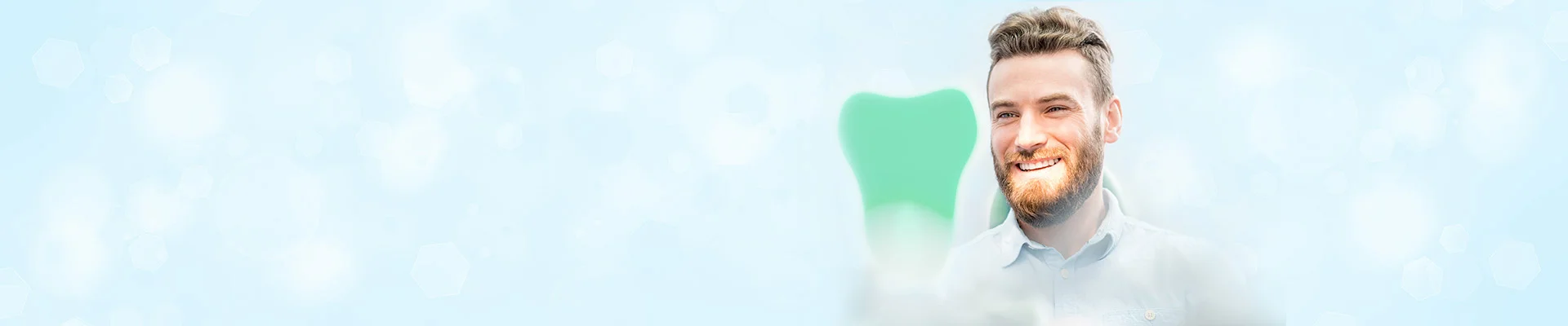 Paciente sonriendo en la consulta dental.