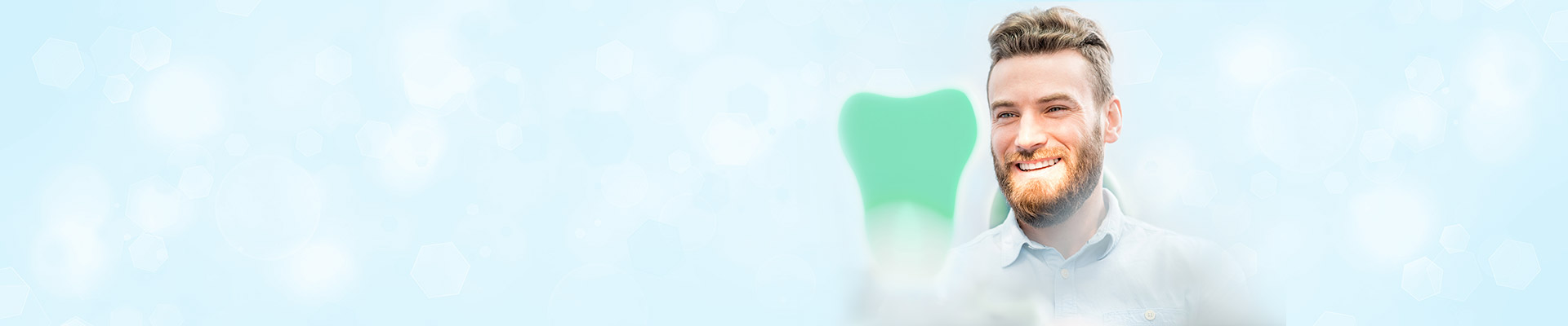 Paciente sonriendo en la consulta dental.